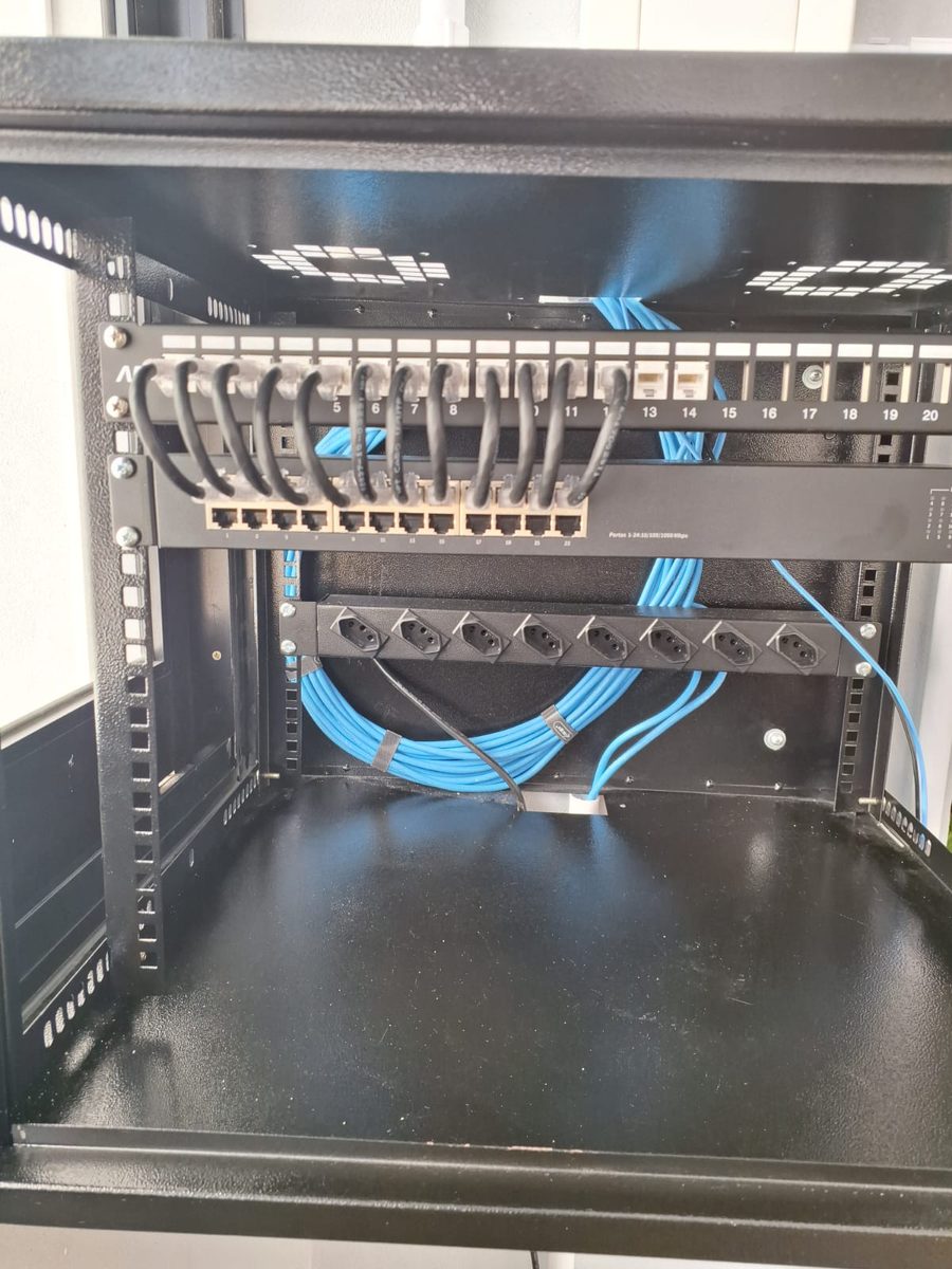 Vista frontal do rack com patch panel e cabos conectados