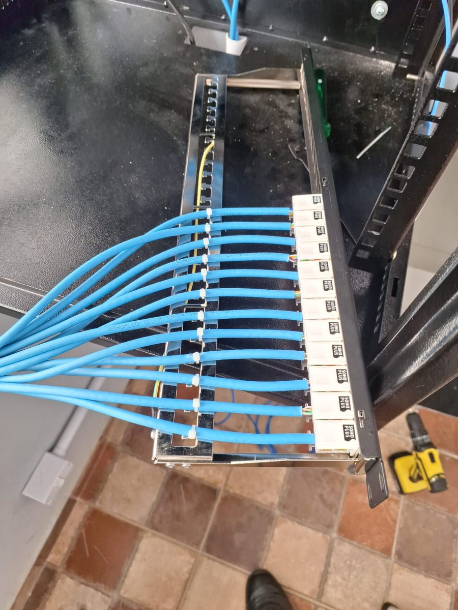 Cabos identificados e organizados no patch panel