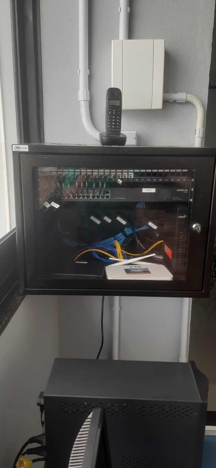 Rack de rede montado e organizado, instalado na parede